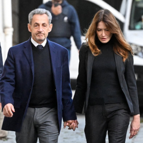 Carla Bruni face à la peur : menaces, données personnelles divulguées, l’enquête qui secoue la famille Sarkozy