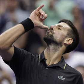 Novak Djokovic reproduit la choré de « KPop Demon Hunters » pour célébrer sa qualification pour les demi-finales à l'US Open 2025