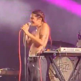 “Mon courage, sa honte” : agressée sexuellement en plein concert, cette chanteuse décide de chanter seins nus