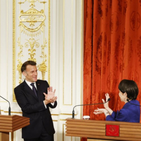 « Ce n’était pas prévu » : pourquoi le geste de Macron à Tokyo intrigue autant les observateurs