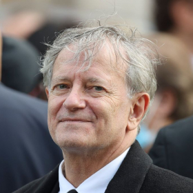 “C’est impossible de vivre avec un mec comme moi” : Francis Huster brise le silence sur ses cinq demandes en mariage refusées