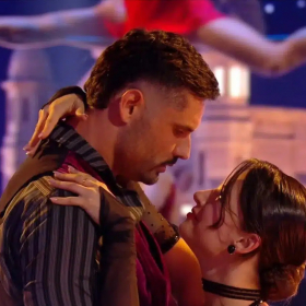 “Beaucoup d’amour et de larmes” : Elsa Bois publie ses photos jamais vues de DALS 14 avec Florent Manaudou