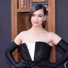 Elle est partout sur Netflix : qui est Sofia Carson, la nouvelle star montante et reine des romcoms ?