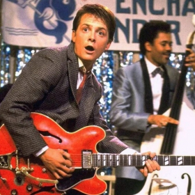Retour vers le futur : Michael J. Fox réagit enfin aux critiques sur la guitare de Marty McFly