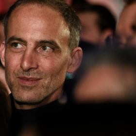 Présidentielle 2027 : selon un sondage, Glucksmann à 14 % devant Mélenchon à 11 % avec une gauche toujours divisée