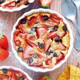 La recette du clafoutis aux fraises facile et rapide (avec quelques pépites de chocolat)