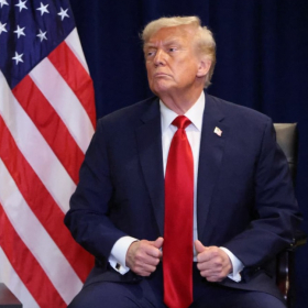 « Emmanuel Macron se fait maltraiter par sa femme, il se remet encore d'une droite à la mâchoire » : pourquoi Donald Trump s’en prend encore à Emmanuel Macron