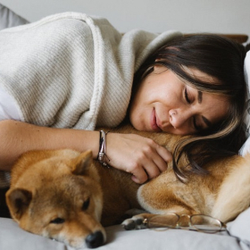 Pourquoi dormir avec son chat ou son chien est en réalité une TRES mauvaise idée !
