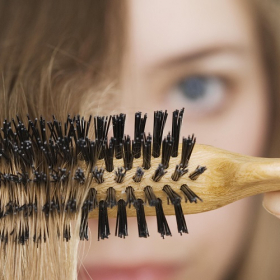 Voilà ce que vous devez faire pour bien nettoyer votre brosse à cheveux