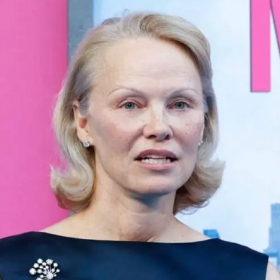 Un plagiat ? Pamela Anderson tacle subtilement Meghan Markle, accusée d’avoir copié son émission culinaire