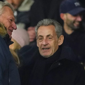 Tout juste libéré, Nicolas Sarkozy de retour au Parc des Princes, Carla Bruni émue