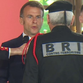 « Beaucoup de policiers ont avancé dans le Bataclan en pensant qu’ils n’en reviendraient pas » : l’hommage bouleversant d’Emmanuel Macron aux héros du 13-Novembre