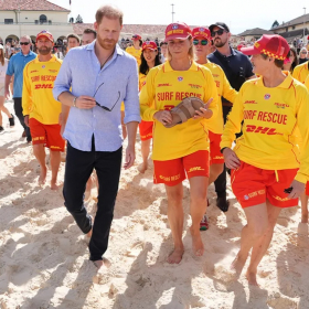 Harry et Meghan passent juste devant elle, mais elle ne lève pas le nez de son livre : sa réaction inattendue fait énormément réagir sur les réseaux sociaux