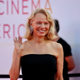 « Il n’est jamais trop tard pour devenir soi-même » : Pamela Anderson triomphe à Deauville