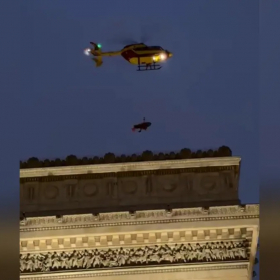 Vidéo : les images impressionnantes d’un homme évacué par hélicoptère au-dessus de l’Arc de Triomphe