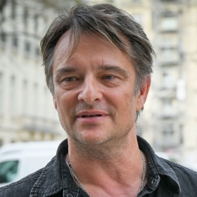 David Hallyday se confie sur son rôle de grand-père : “c’est une relation particulière”