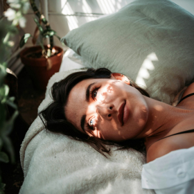 Voici les positions idéales pour bien dormir quand il fait très chaud