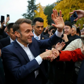 « I love you ! » : Emmanuel Macron accueilli comme une rockstar en Chine, ce bain de foule inattendu qui a surpris la délégation française