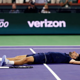 Novak Djokovic s’effondre au sol après un point complètement fou : la scène fait le tour du monde