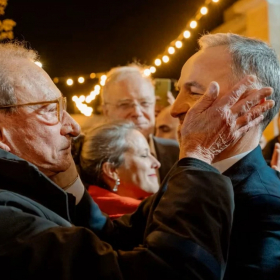 Ce moment inattendu entre Emmanuel Grégoire et Bertrand Delanoë juste après sa victoire