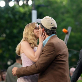 Pourquoi Scarlett Johansson a embrassé un autre homme devant son mari Colin Jost
