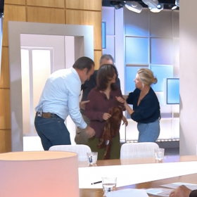 C à vous : la chute inattendue d’une invitée en plein direct aux côtés de Jean Dujardin provoque un moment très gênant pour Anne-Élisabeth Lemoine