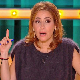 "Je mentirais si je disais que j’ai été insensible aux attaques" : Léa Salamé sans filtre sur ses débuts difficiles au 20 Heures