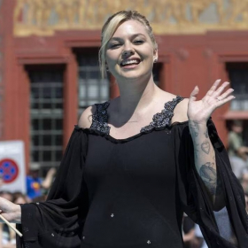 Eurovision 2025 : Louane en robe transparente fait sensation à Bâle, une cérémonie d’ouverture marquée par un geste controversé