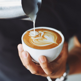 Pourquoi vous ne devriez pas boire de café dès le réveil