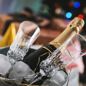 Pourquoi vous ne devez jamais boire du champagne dans un verre en plastique