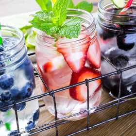 Comment préparer de l'eau fruitée rapidement et facilement grâce à cette astuce