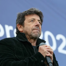 « Tout le monde savait » : autour de Patrick Bruel, cette question sur le silence du milieu devient centrale