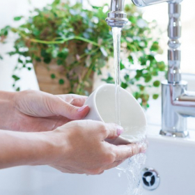 Vous avez l'habitude de toujours faire la vaisselle juste après le repas ? Voici ce que cela révèle de vous selon les psys