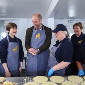 Prince William maladroit en cuisine : sa blague sur son pastie fait éclater de rire toute la pièce