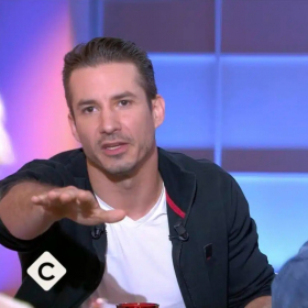 "Vous voulez vraiment que je rechute chez vous ?" : comment Jérémy Ferrari, ancien alcoolique, a recadré Anne-Élisabeth Lemoine dans "C à Vous"