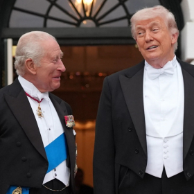 « Sans nous vous parleriez français » : ce trait d’humour inattendu de Charles III face à Donald Trump qui fait réagir à la Maison-Blanche