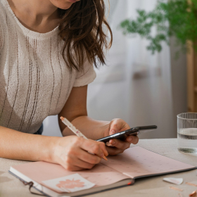 4 messages à ne jamais envoyer à un ami anxieux (et ce qu'il vaut mieux lui dire à la place)
