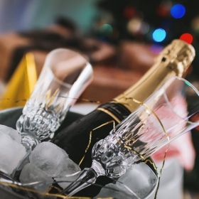 Boire du champagne fait disparaître la cellulite : mais POURQUOI on ne nous l'a pas dit plus tôt ?!