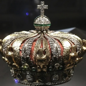 « 1 354 diamants et 56 émeraudes » : tout ce qu'on sait sur la couronne de l’impératrice Eugénie, retrouvée endommagée après le vol au musée du Louvre