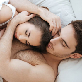 Se coucher à la même heure permettrait d'être plus heureux en couple