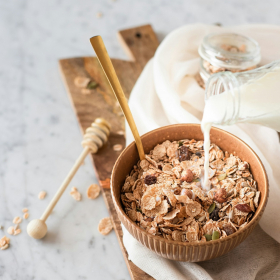 Boire du lait écrémé au petit-déjeuner permettrait d'avoir moins faim au déjeuner et de maigrir plus vite