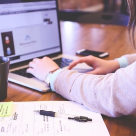 4 signes que vous avez une mauvaise posture quand vous êtes à votre bureau et comment corriger ça
