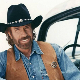 “Il a déjà frôlé la mort, elle ne s’en est jamais remise” : cette anecdote sur Chuck Norris prend un sens troublant aujourd’hui