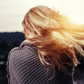 Pourquoi vous devriez vraiment arrêter de mettre de l'huile de coco sur vos cheveux