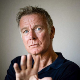 “Hydre dévorante” : Gérard Jugnot, Franck Dubosc, Karine Viard et 4 000 artistes montent au créneau contre le pillage de l’IA