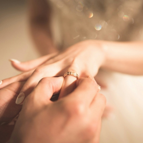 Bague de fiançailles sur mesure : pourquoi ce bijou unique séduit les amoureux du détail
