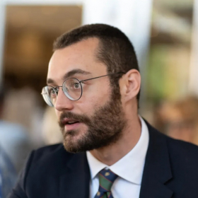 “Je ne me désavouerai jamais de lui” : pourquoi la loyauté de Louis Sarkozy envers son père fait autant parler