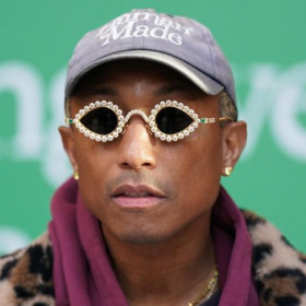 Brigitte Macron en retrait, regards attentifs et sourires discrets : ce que l’on n’a pas manqué lors de la décoration de Pharrell Williams