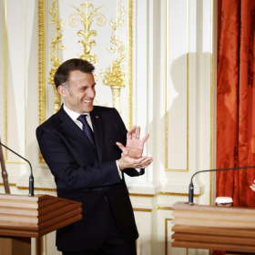 « Comme dans Dragon Ball » : ce détail dans le geste de Macron et Takaichi que tout le monde a reconnu