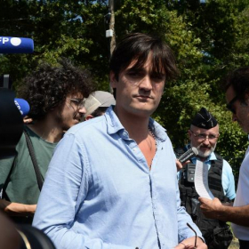 “Je ne veux pas qu’elle touche un centime” : Alain-Fabien Delon explose contre sa sœur Anouchka